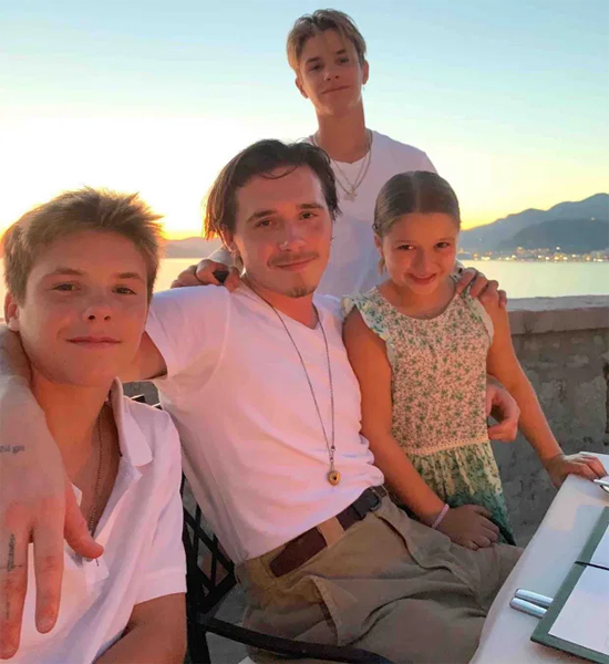 Các em Romeo, Cruz và Harper sẽ đóng các vai trò phù rể, phù dâu trong hôn lễ của anh cả Brooklyn năm tới. Ảnh: Instagram.