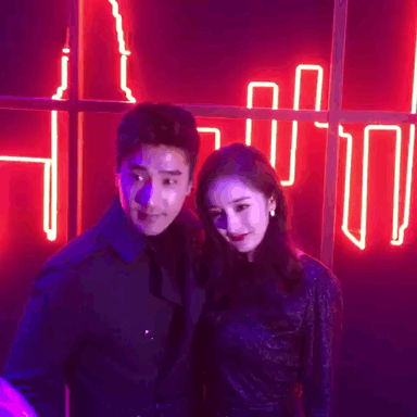 Hình ảnh Dương Mịch dựa vào người 