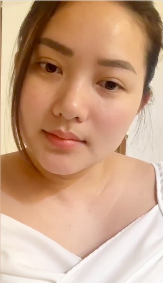 Trước làn sóng bàn tán xôn xao về vẻ ngoài lên cân, cô còn tự tin livestream khoe cận cảnh mặt mộc tươi tắn, làn da mịn màng không tỳ vết đáng ngưỡng mộ của 