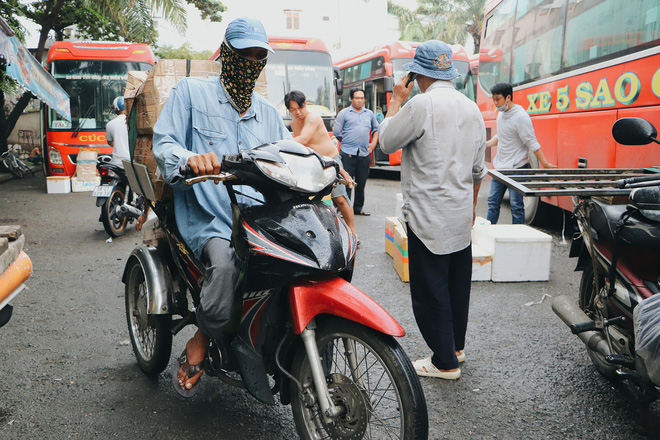 Số tiền kiếm được ít ỏi mỗi ngày giúp chú Long cùng vợ trang trải phí sinh hoạt và nuôi con