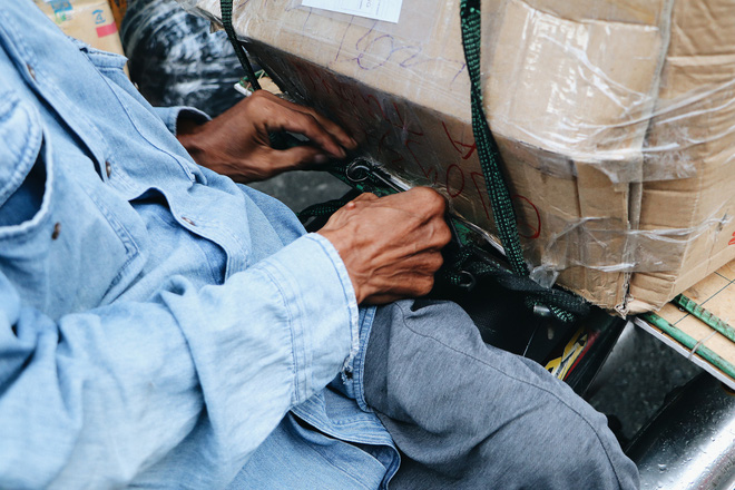 Những thùng hàng to sau khi nhờ mọi người chất lên xe, chú Long buộc lại kỹ lưỡng để giao cho khách