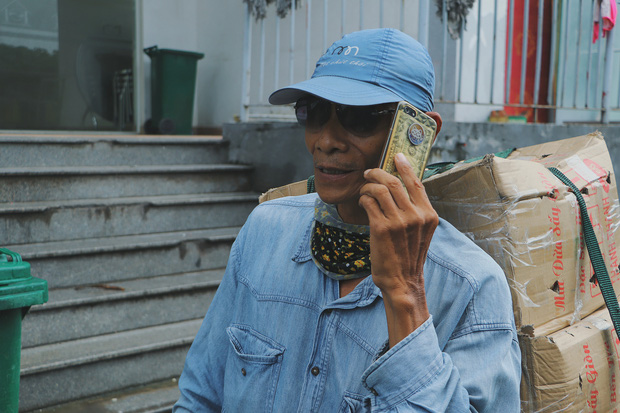 Chú Long nhận các cuộc gọi của khách để giao hàng