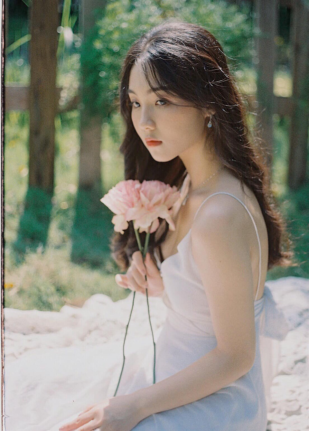 Nét đẹp mong manh của Thuỷ Tiên