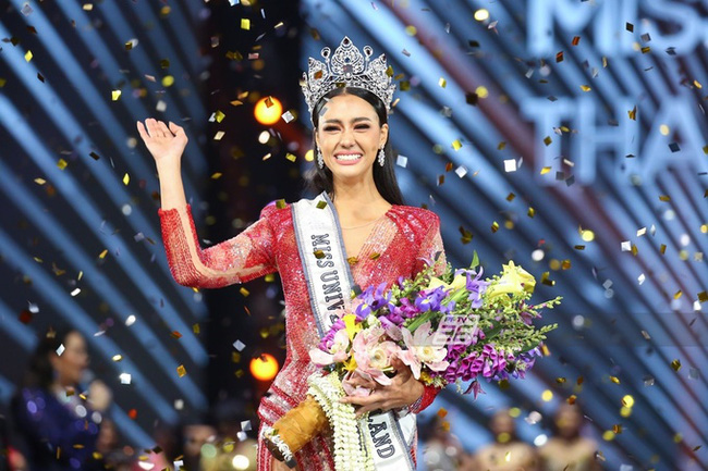 Amanda Obdam trong giây phút đăng quang Hoa hậu Hoàn vũ Thái Lan 2020