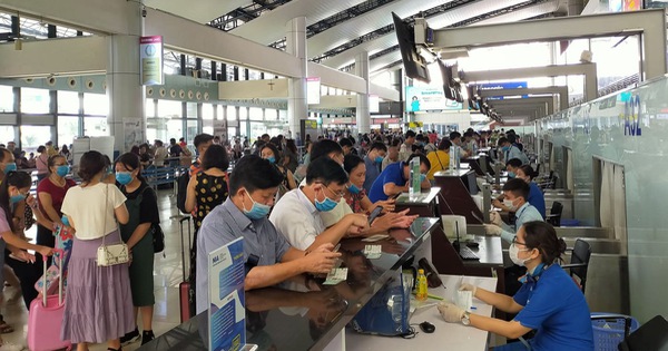 Hành khách làm thủ tục tại sân bay - Ảnh minh hoạ