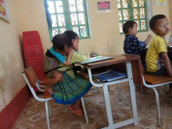 Hình ảnh bé gái 7 tuổi cõng em đến lớp đi học khiến nhiều người không khỏi xót xa.