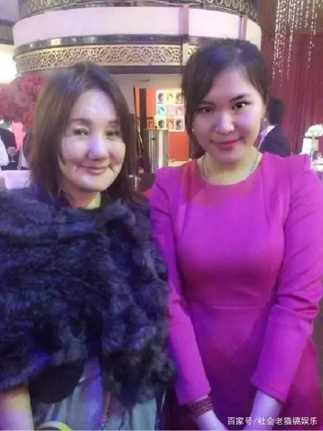 Dư Sa Lị (trái) nhiều năm sau khi rời khỏi showbiz.