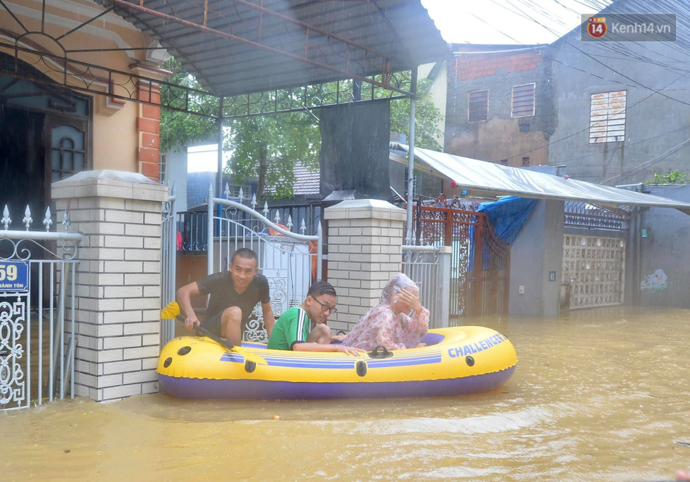 Nhiều gia đình trang bị thuyền phao để đi lại cho thuận tiện