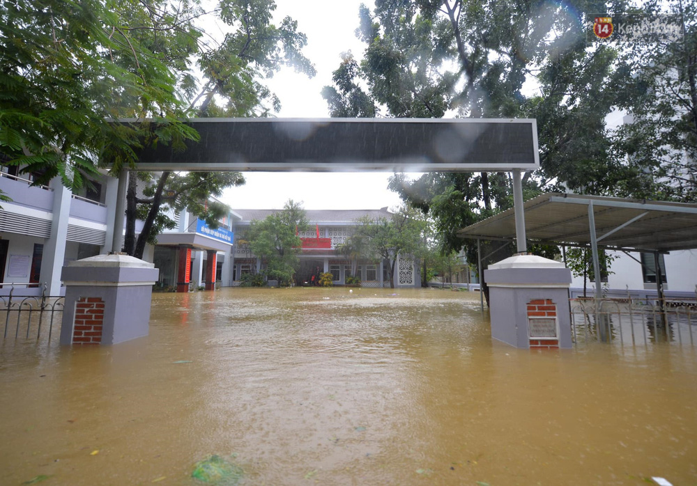 Một cơ quan hành chính nước ngập sâu hơn 1m, không thể hoạt động, làm việc