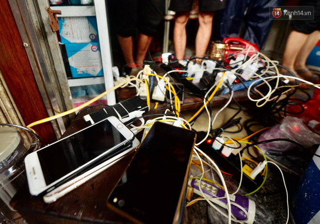 Một tiệm tạp hoá mở máy phát để mọi người có thể sạc miễn phí điện thoại và các thiết bị điện. Hàng chục chiếc máy được cắm sạc để có phương tiện liên lạc