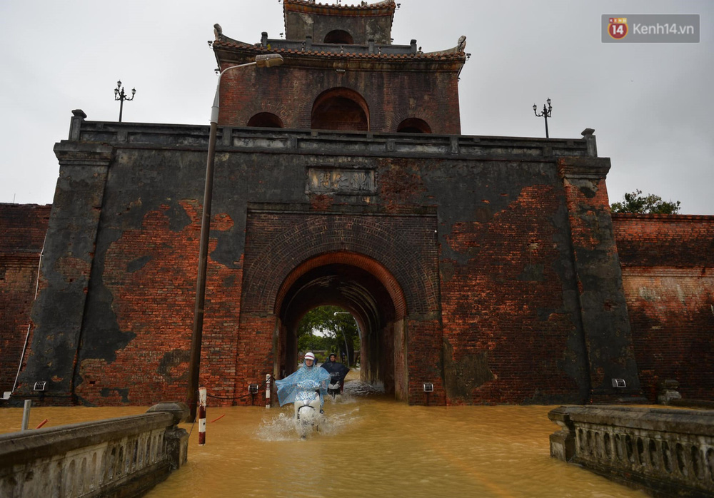 Huế mưa liên tục và nước từ thượng nguồn sông Hương đổ về khiến nhiều khu vực trong thành ngập nặng