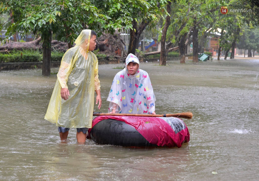 Nhiều chiếc lốp ô tô tải được trưng dụng làm thuyền di chuyển