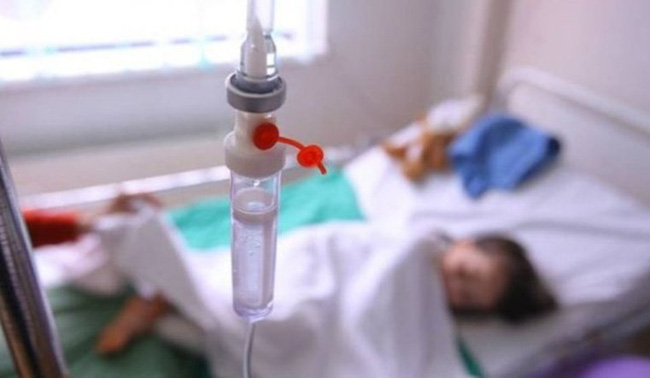 Bé trai 3 tuổi nhập viện trong tình trạng hôn mê, nhẹ cân, hơi thở yếu ớt... (Hình minh họa)