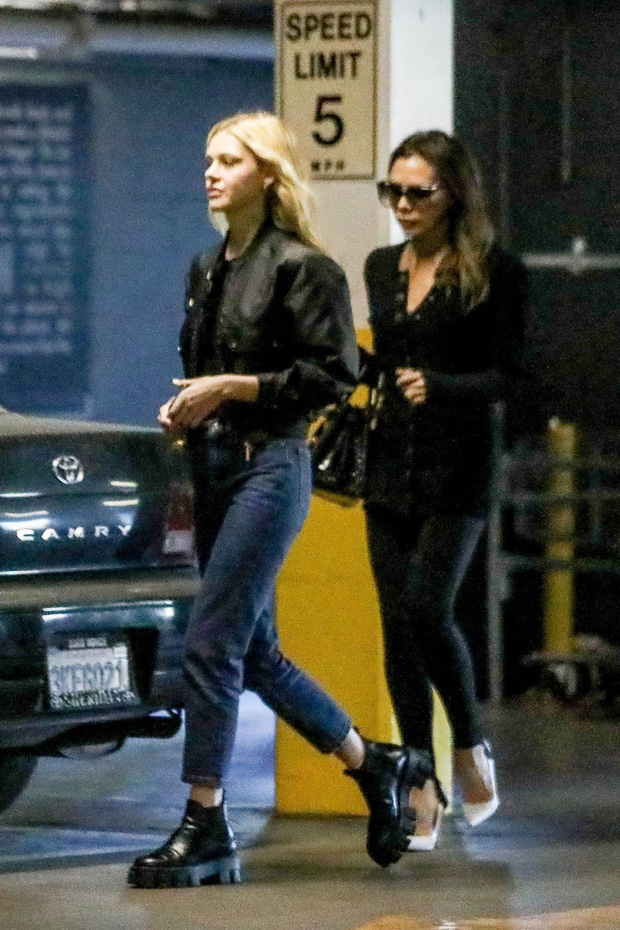 Nicola được lòng cả gia đình nhà Beck. Cánh paparazzi nhiều lần bắt gặp cô nàng cùng dạo phố, đi chơi cùng ông xã tương lai và mẹ chồng.