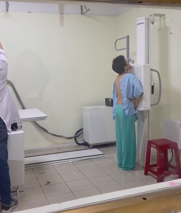 Người yêu của Miko làm kiểm tra trước khi bước vào ca phẫu thuật