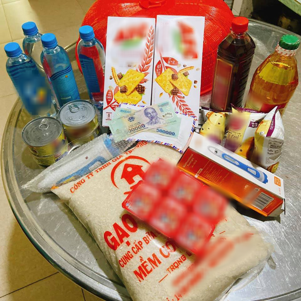 Người dân Huế bất ngờ trước phần nhu yếu phẩm đầy đủ