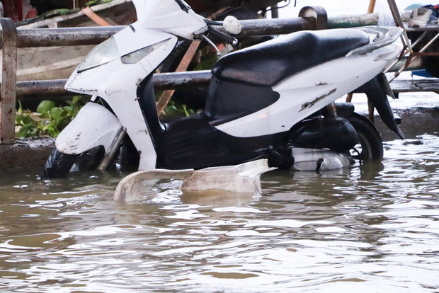 Chiếc ghế của người dân trôi ra đường...