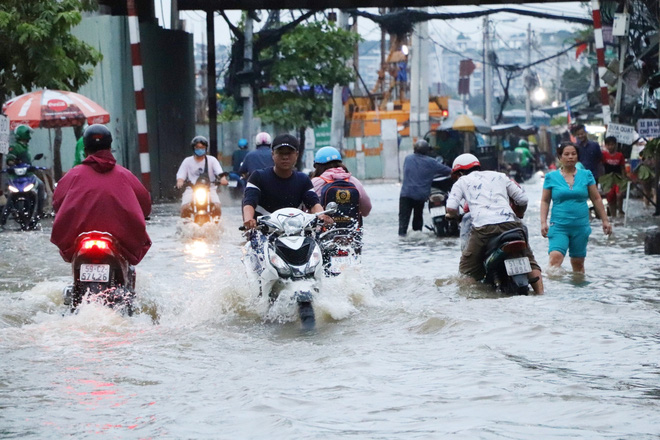 Đến 18h tối, mực nước vẫn còn cao, người dân bật đèn xe di chuyển khó khăn