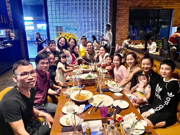 Hà Hồ để mặt mộc dự tiệc sinh nhật mẹ ruột