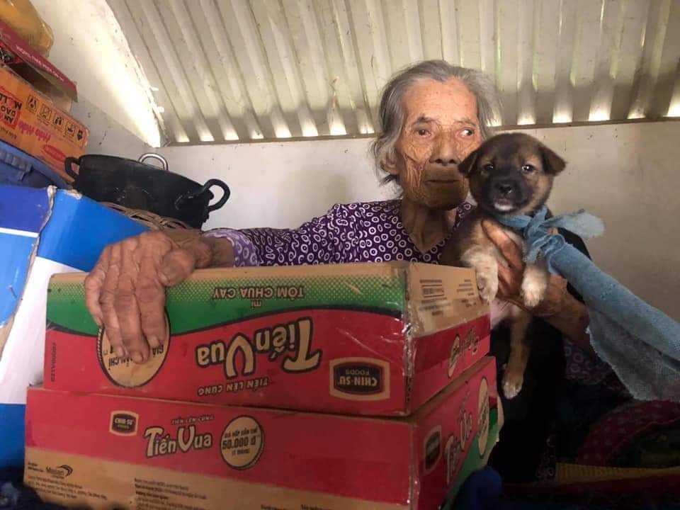 Bà không bỏ con đâu, đừng lo! 