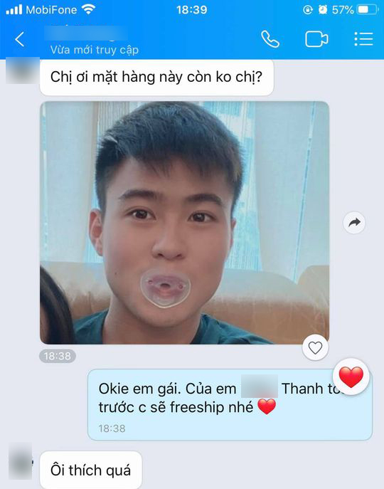 Không chỉ là chụp chơi, hình ảnh Duy Mạnh ngậm ti giả còn được vợ trẻ cho làm mẫu để khách mục sở thị.