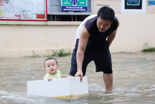 Một em nhỏ thích thú khi được bố cho ra thùng xốp để 
