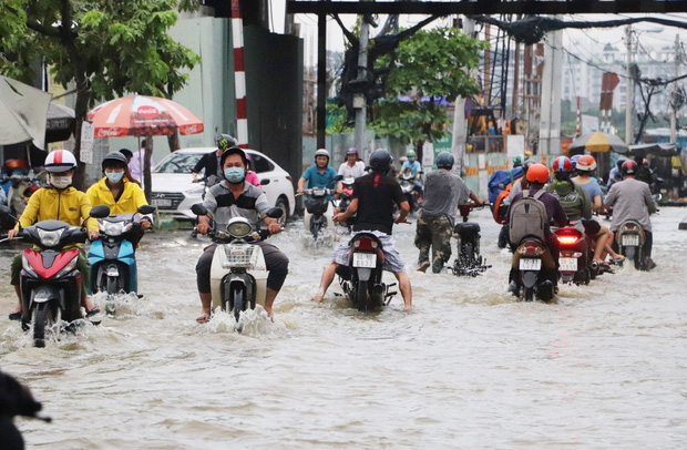 Sau nhiều ngày mưa dầm, thời tiết TP.HCM nắng ráo, mát mẻ thì gặp triều cường đạt đỉnh khiến việc di chuyển của người dân gặp nhiều khó khăn