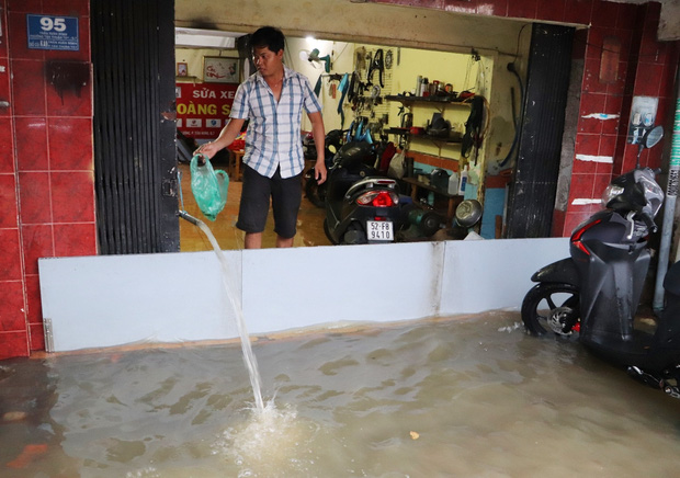 Người dân vất vả tát nước ra ngoài