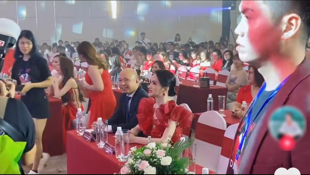 Còn nàng Hậu Hương Giang ngồi im tại chỗ khi đàn chị lướt qua