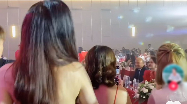 Cô bước vào sự kiện và nhanh chóng thu hút mọi ánh nhìn...