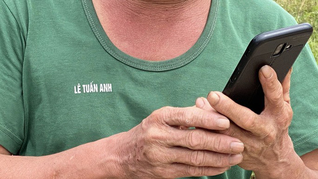 Chiếc áo in dòng chữ Lê Tuấn Anh được chiến sĩ tặng lại bố của mình trước khi bị vùi lấp