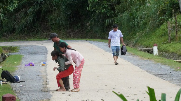 Ông Huấn tìm cách động viên vợ giữ bình tĩnh