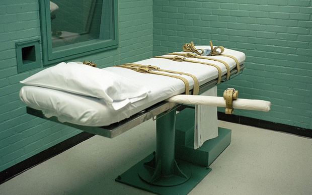 Giường dùng để tiêm thuốc độc cho tử tù. Ảnh: BBC.