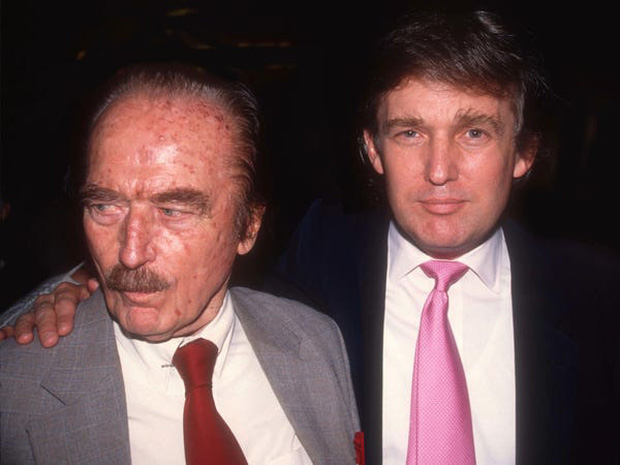Ông Donald Trump (phải) và bố