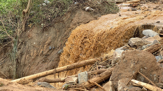 Nước lũ vẫn còn chia cắt khu vực giải cứu các cán bộ, chiên sĩ của Đoàn Kinh tế - Quốc phòng 337 (Quân khu IV)