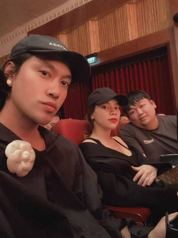 Cô còn rủ rê hội bạn đi xem kịch. Có thể thấy, thần sắc của mẹ bầu rất tươi tắn, rạng ngời