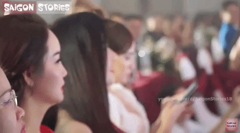 Phản ứng của Lâm Khánh Chi khi Hương Giang đang phát biểu trên sân khấu