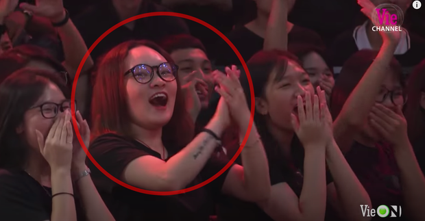 Một cô gái khác cũng vô tình lọt tầm ngắm