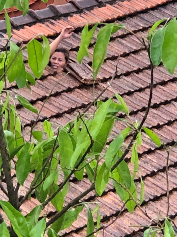 Người phụ nữ dỡ mái ngói cầu cứu hàng xóm sau khi nước lũ dâng cao