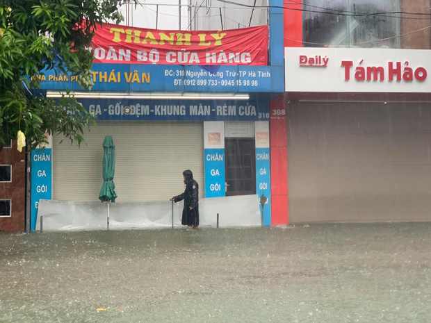 Trên đường Nguyễn Công Trứ, TP. Hà Tĩnh, nước đã bắt đầu dâng lên từ sáng 19/10