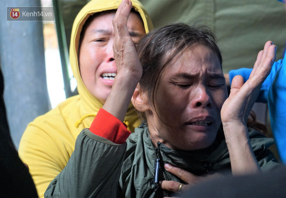 Không khí ảm đạm, buồn bã bao trùm nơi đoàn xe đưa thi thể các chiến sỹ gặp nạn về, khiến ai cũng xót xa