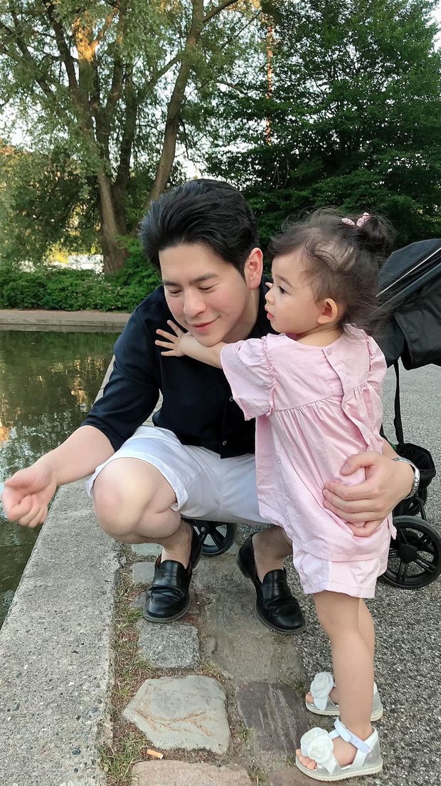 Dù công việc bận rộn nhưng chồng Mai Hồ dành nhiều thời gian cho gia đình. Bé Mai Vi cũng rất quấn bố