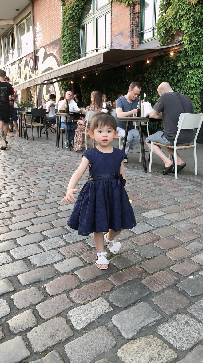 Thừa hưởng nhiều nét đẹp từ bố mẹ, bé Mai Vi cực xinh xắn và đáng yêu