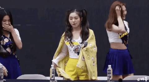 Irene bị cho là chiếm chỗ của Wendy, khiến các thành viên khác của Red Velvet cũng phải cười trừ