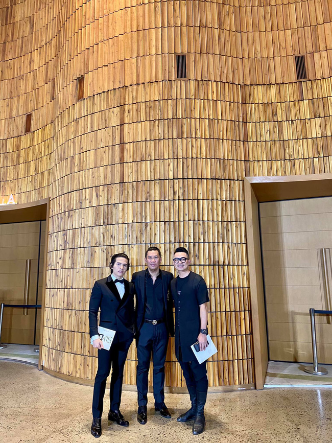 Trong khi ông xã đại gia của cô lại chụp ảnh riêng với bạn bè