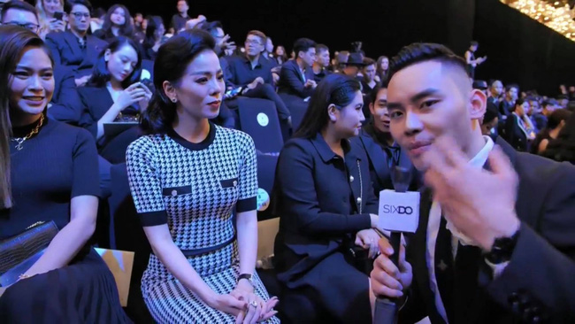 Lệ Quyên ngồi cạnh các khách mời khác trong sự kiện