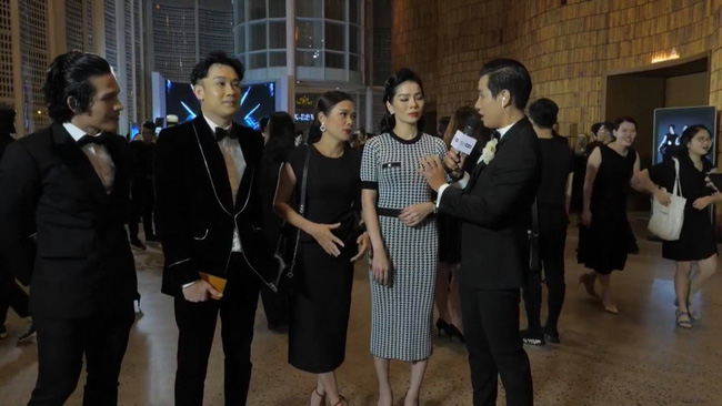 Cùng đứng ở sảnh chờ nhưng Lệ Quyên lại tụ tập cùng hội bạn nghệ sĩ