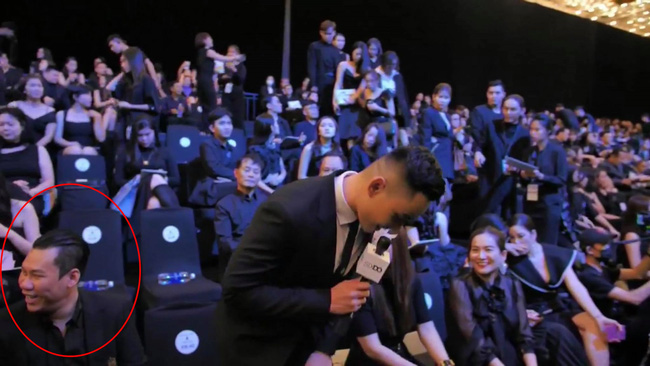 Chồng cô cũng ngồi ở hàng ghế đầu nhưng ở một vị trí khác