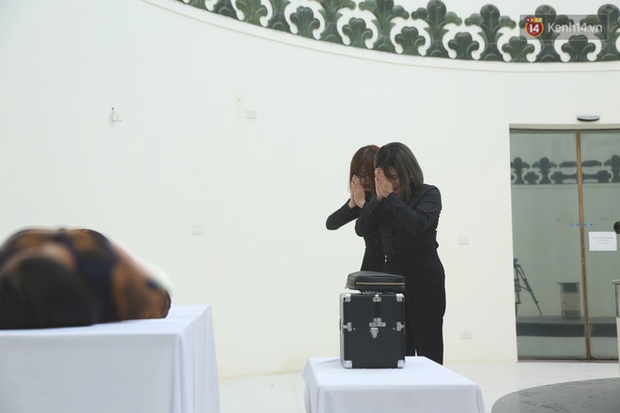 Trước khi bắt đầu công việc, chị và đồng nghiệp sẽ dành thời gian vái lạy người đã mất