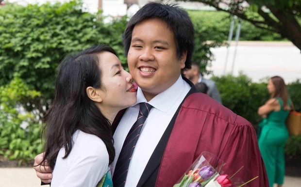 Đỗ Nhật Nam chụp cùng mẹ trong lễ tốt nghiệp THPT